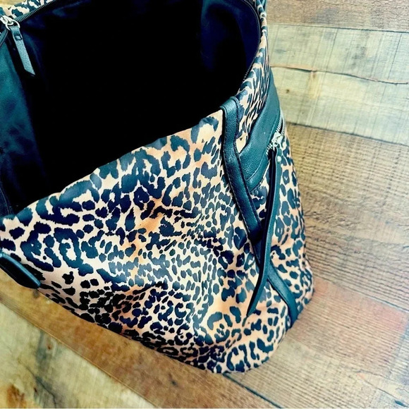 Tutilo Leopard Carey The Day Large Bag - Picture 5 of 10